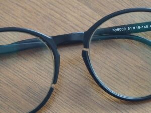 51□18-140のメガネ（割れた部分の拡大）